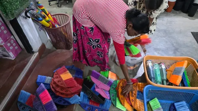 නිවෙස් පිරිසිදු කිරීමට අවශ්‍ය ද්‍රව්‍ය රැස් කර ඇති ආකාරය