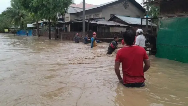 မကွေးတိုင်း၊ စလင်းမြို့နယ်၊ ဆင်ဖြူကျွန်းမြို့မှာ မိုခါမုန်တိုင်းအရှိန်ကြောင့် တောင်ကျချောင်းရေတက်ခဲ့
