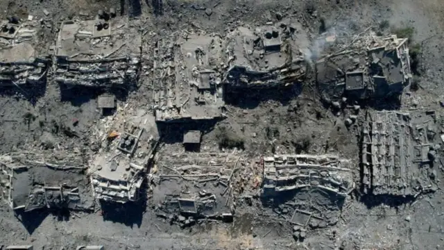 Foto aérea de casas destruídas