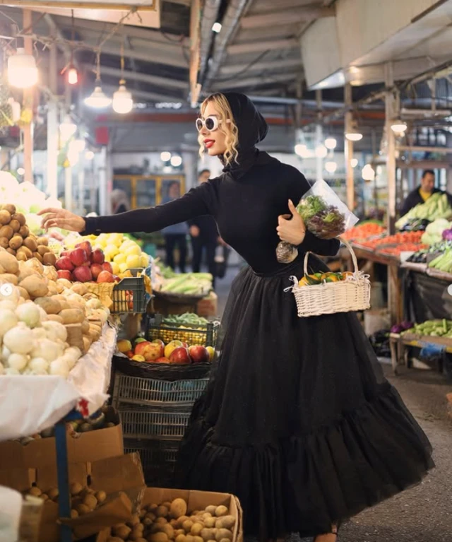 عکس مدلینگ تورلان در بازار با روسری و دامن بزرگ مشکی رنگ