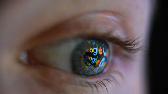 la pupila de un ojo con el reflejo del logo de google