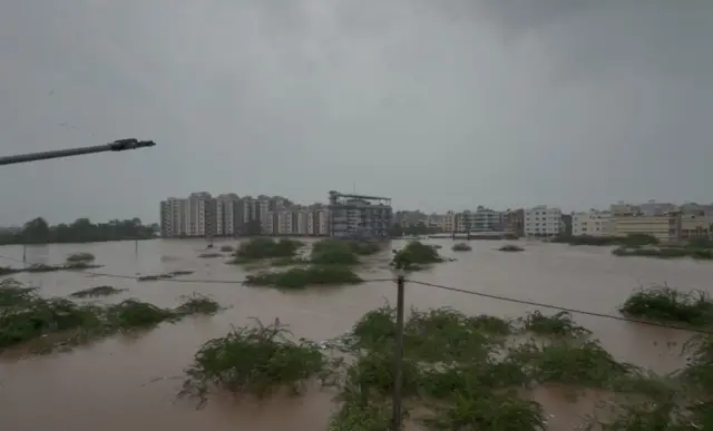 બીબીસી ગુજરાતી ગુજરાત હવામાન વરસાદ વલસાડ નવસારી સુરત પૂરગ્રસ્ત બચાવકાર્ય
