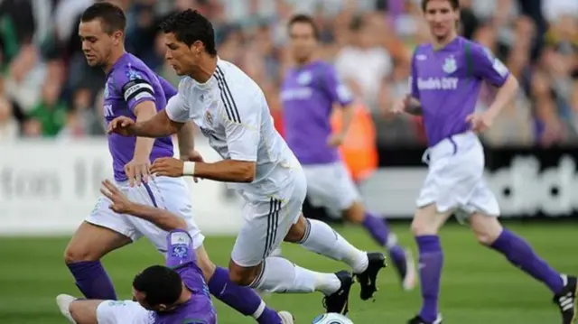 در همان اوایل بازی پت فلین، مدافع شامراک رونالدو را نقش بر زمین کرد