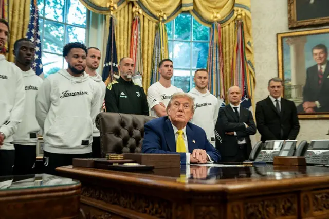 ABD Başkanı Trump, İtalya Serie A takımlarından Juventus'un futbolcuları ve teknik heyetinin Beyaz Saray'daki ziyareti esnasında gazetecilerin sorularını yanıtladı (18 Haziran)