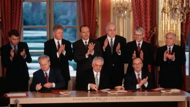 Дейтонська мирна угода, підписана 14 грудня 1995 року в Парижі, зупинила війну у Боснії і заклала підвалини сучасного розподілу влади в країні