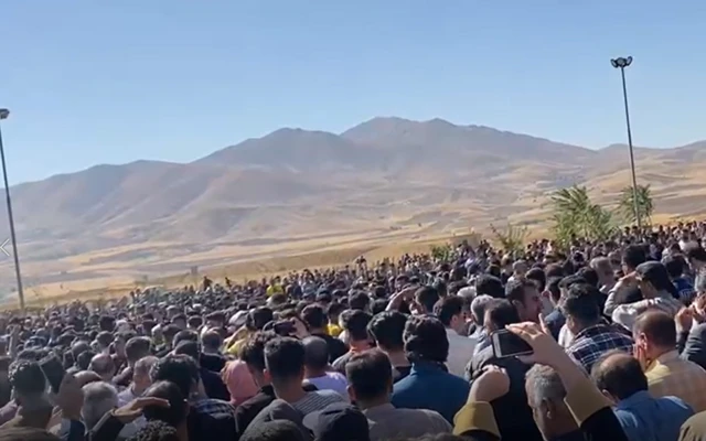 امروز شمار زیادی در مراسم تدفین مهسا امینی شرکت کردند وعلیه حکومت ایران شعار دادند