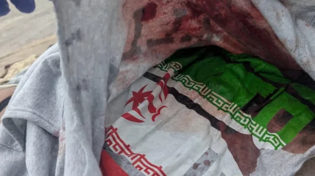 تصویری که سیبیاس از لباس تیرانداز تگزاس به دست آورده و روی آن پرچم جمهوری اسلامی و نام ایران دیده میشود