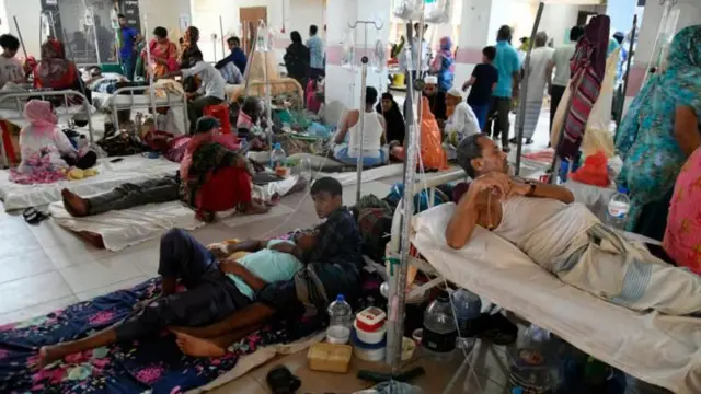 ঢাকার একটি সরকারি হাসপাতালের চিত্র, শয্যার চেয়ে ডেঙ্গু রোগী বেশি হওয়ায় অনেককে মেঝেতে থেকে চিকিৎসা নিতে হচ্ছে