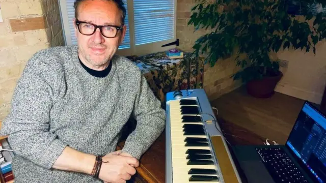 તેમના પિયાનો સાથે ડેવિડ 