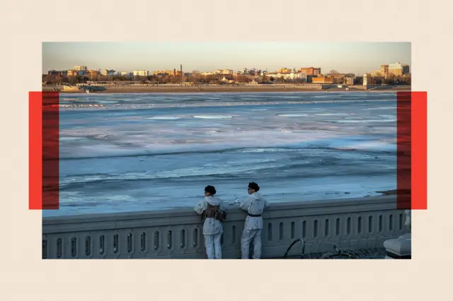 Miembros del Ejército Popular de Liberación vigilan frente a Blagovéshchensk, Rusia, junto al río Amur en Heihe, provincia china de Heilongjiang.