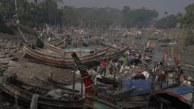 মেঘনা নদীর পাড়ে জেলেদের ট্রলার। 