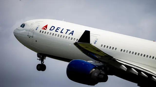 Ọkọ ofurufu funfun ti wọn kọ Delta si lara, o gbẹnu soke