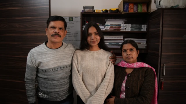 राजस्थानमधील धौलपुरमध्ये राहणाऱ्या प्रीति दर महिन्याला आपल्या मुलीला भेटायला कोटात येतात.