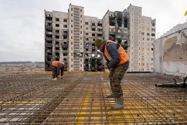 будівельники