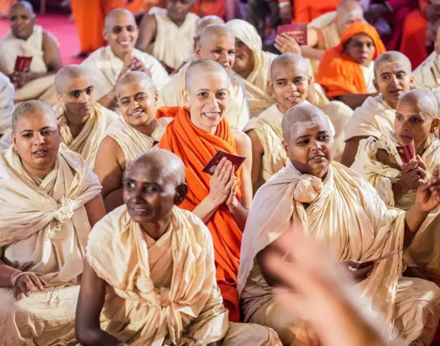 पुरुष आणि महिला या दोघांनाही दीक्षा देण्याची पद्धत सारखीच आहे.