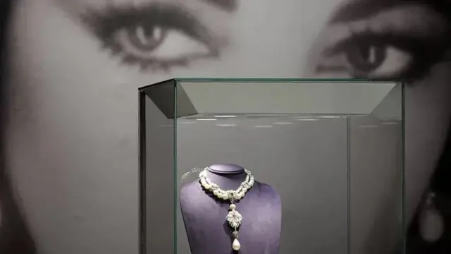 தி பில்கிரிம் பெர்ல் ஐரோப்பிய அரச பரம்பரையில் இருந்து ஹாலிவுட் நடிகை எலிசபெத் டெய்லரிடம் சென்று சேர்ந்தது.