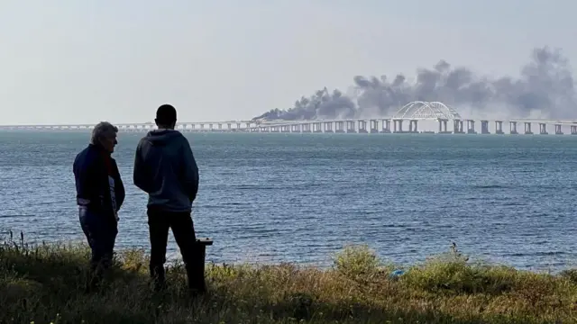Пожежа на Керченському мосту після вибуху в жовтні 2022 року. 