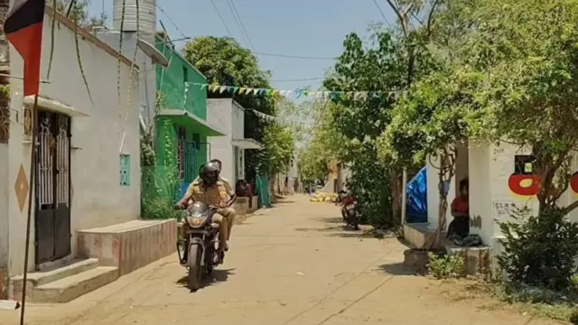 விசாரணையில் ஈடுபட்ட காவலர்கள்.