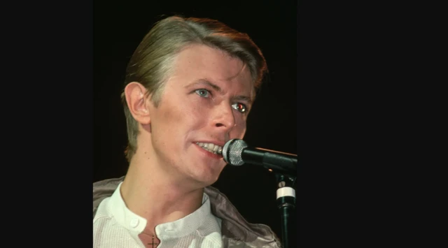 ኢንግሊዛዊ ስነ ጥበባዊ ዴቪድ ቦዊ፡ ብምኽንያት ሓደጋ ሕብሪ ጸጋመይቲ ዓይኑ ተቐይሩ