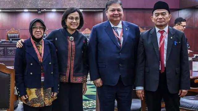 Menko PMK Muhadjir Effendy (kanan), Menko Perekonomian Airlangga Hartarto (kedua kanan), Menteri Keuangan Sri Mulyani (kedua kiri), Menteri Sosial Tri Rismaharini (kiri) berfoto bersama usai mengikuti sidang lanjutan sengketa hasil Pilpres 2024 di Mahkamah Konstitusi, Jakarta, Jumat (5/4/2024).
