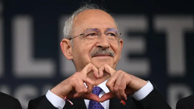 Kılıçdaroğlu, 2023 seçimleri kampanyasında kap işareti yapıyor