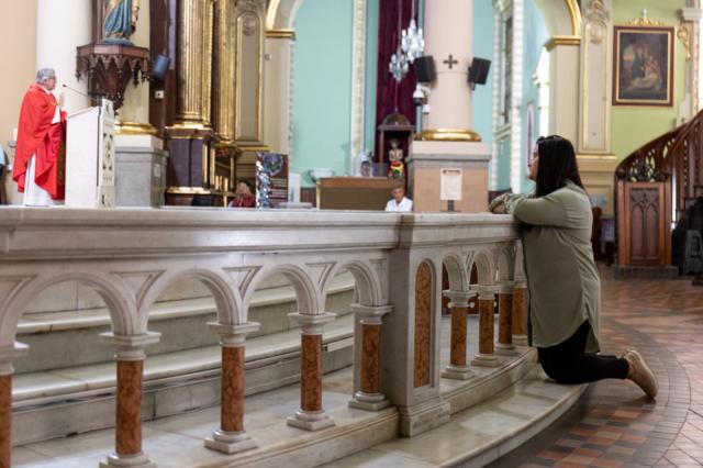 Natalia Natalia en la parroquia Santa Gertrudis en Envigado, cubre su rostro con las manos para proteger su identidad