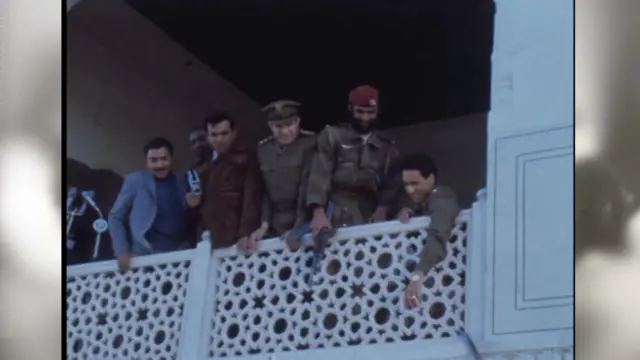 শালিমার গার্ডেনসের ব্যালকনিতে মুয়াম্মার গাদ্দাফি (সর্ব ডানে)। এই ব্যালকনিতেই শেখ মুজিব ও জুলফিকার আলী ভুট্টোর হাত তুলে ধরেন মি. গাদ্দাফি।