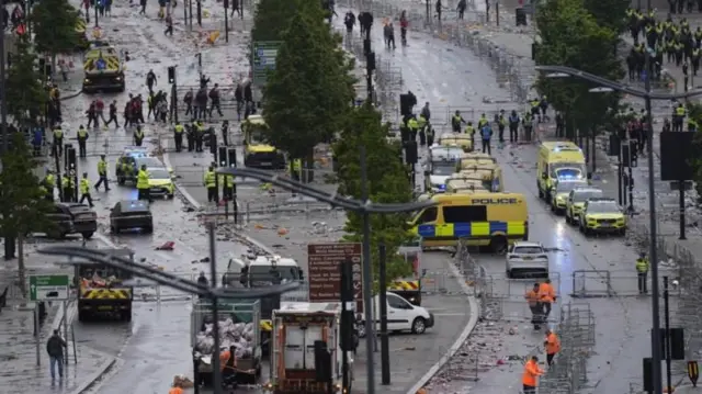 Olay yerine çok sayıda polis ve ambulans gönderildi