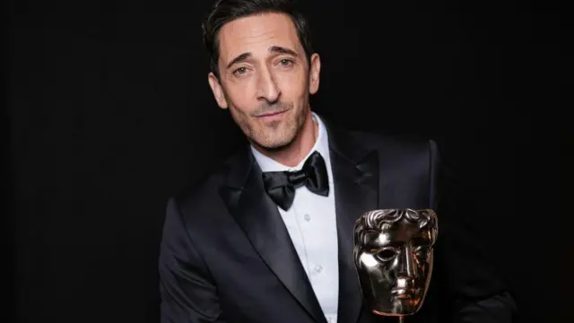 Adrien Brody, winner of Leading Actor Award for 'The Brutalist', pose backstage during di EE BAFTA Film Awards 2025 for Di Royal Festival Hall on February 16, 2025 for London, England.