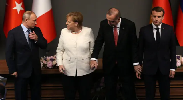 Эрдоган тең салмактуулукту сактоо аркылуу Батыш менен Чыгыштын ортосунда өз кызыкчылыктарын ишке ашырууга аракет кылып келет