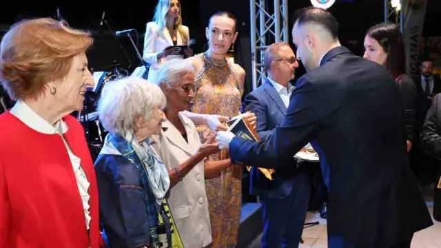 Güneş Çapa (soldan ikinci), Ayten Salih Berkalp (soldan üçüncü) ve Eda Erdem (soldan dördüncü) bir arada