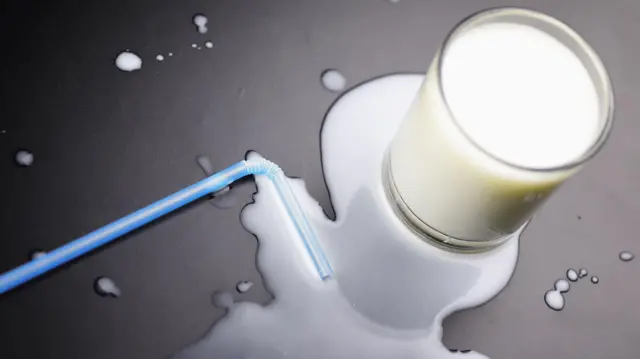 চীনে ২০০৮ সালে দূষিত গুঁড়াদুধ পান করে তিন লাখ শিশু অসুস্থ হয়ে পড়েছিলো। 