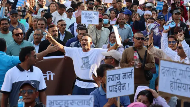 सहकारी ठगी मुद्दामा आफ्ना सभापति रवि लामिछानेलाई थुनामा परेपछि पोखरामा आन्दोलन गर्दै राष्ट्रिय स्वतन्त्र पार्टीका कार्यकर्ता