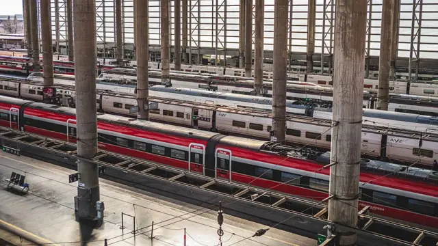 Trenes en la estación de Atocha, en Madrid, donde está la base de mando de la línea de alta velocidad que conecta la capital con el sur de España.