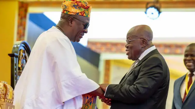 Foto of John Mahama and di former president of Ghana, Nana Akufo Addo as dem bid each oda farewell for di event.