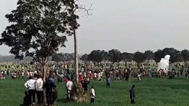 সীমান্তে মুখোমুখী ভারত-বাংলাদেশের জনগণ