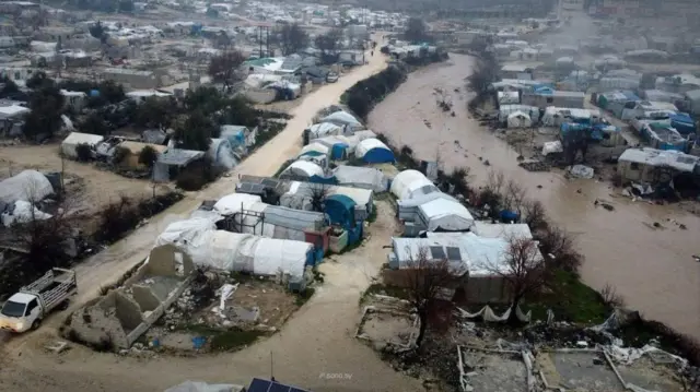 سيول ضربت مناطق في شمال وغرب سوريا بعد هطول أمطار غزيرة تسببت كذلك بنزوح عشرات العائلات من المناطق المتضررة