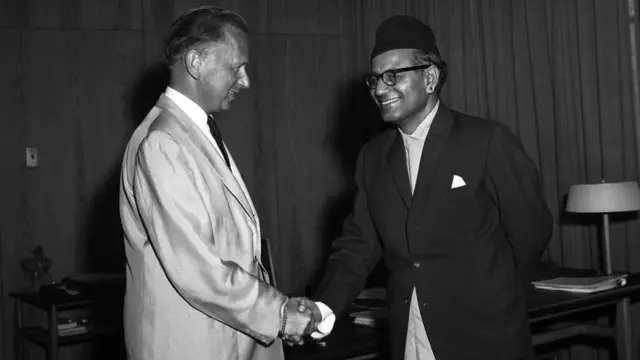 महासचिव ड्याग ह्यमरसोल्डसँग पूर्व नेपाली स्थायी प्रतिनिधि मातृका प्रसाद कोइराला