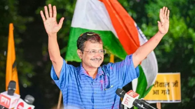 दिल्लीतील तिहार तुरुंगातून बाहेर आल्यानंतर अरविंद केजरीवाल आपल्या समर्थकांना अभिवादन करताना.