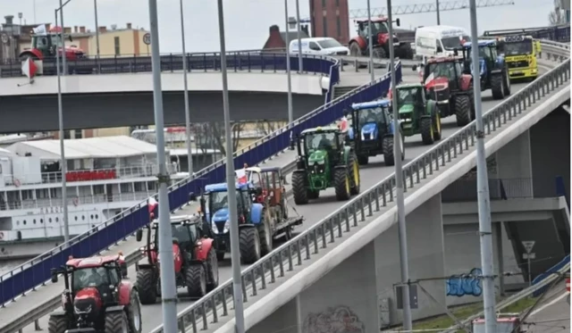 পোলিশ কৃষকরা ইউক্রেনীয় শস্য আমদানির বিরুদ্ধে প্রতিবাদ করছে।