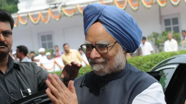 पूर्व प्रधानमंत्री मनमोहन सिंह ने पंजाब यूनिवर्सिटी से पढ़ाई करने के बाद कैंब्रिज विश्वविद्यालय से मास्टर्स किया था. उन्होंने ऑक्सफॉर्ड से डी फिल किया था. 