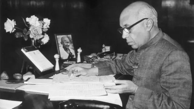 சந்திர சிங் கார்வாலி லக்னோ சிறையில் 42 நாட்கள் பண்டித ஜவஹர்லால் நேருவுடன் இருந்தார்.