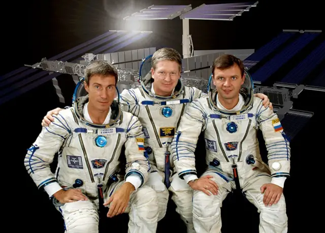 Cuando llegaron los tres primeros miembros de la tripulación de la estación, solo había tres pequeños módulos ensamblados entre sí.
