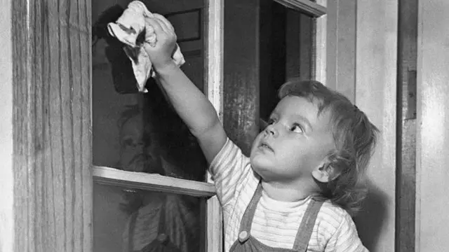 Дитина миє вікна