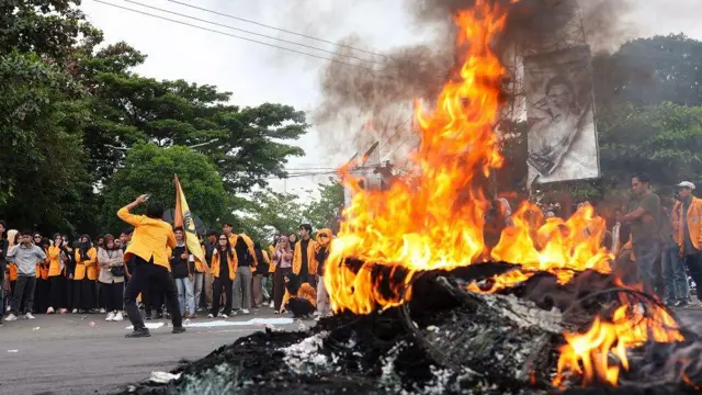 Mahasiswa Universitas Negeri Makassar melakukan aksi unjuk rasa di depan Kampusnya di Makassar, Sulawesi Selatan, Rabu (19/2/2025). Dalam aksinya tersebut mereka menyuarakan sejumlah tuntutan termasuk perhatian terhadap anggaran pendidikan dan kesehatan.