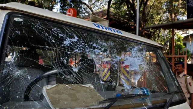 शहनाज यांना सोडवायला आलेल्या पोलिसांवर यांच्या आईनं दगडगोटे फेकून मारायला सुरुवात केली.