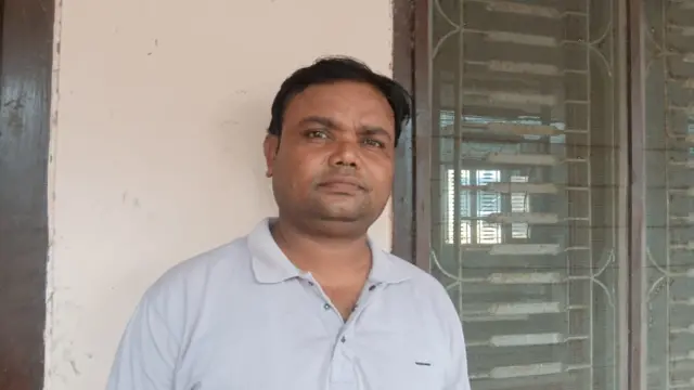 नेपालमा व्यापारीहरूले दुईदेखि तीन गुणा बढी मूल्य लिने गरेको वीरगन्जका मुकेश महतो गुनासो गर्छन्