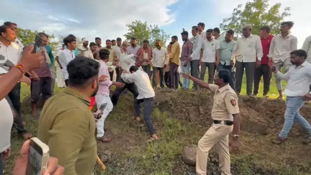 या प्रकरणात काही व्हीडिओ समोर आले आहेत. त्यात गावकरी आक्रमक होत अधिकाऱ्यांशी धक्काबुक्की करताना दिसत आहेत.