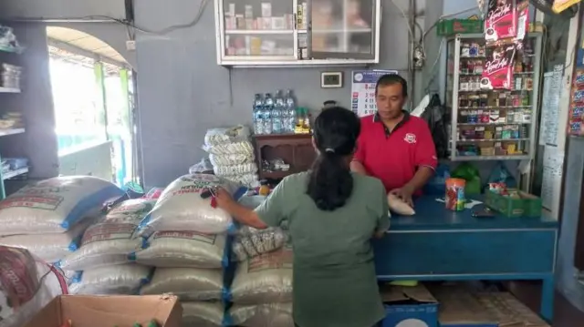 Ali, pedagang beras di Ngaliyan Kota Semarang.