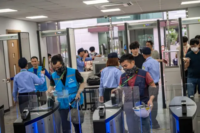 Nhân viên tại nhà máy Hana Micron ở khu công nghiệp Vân Trung, tỉnh Bắc Giang